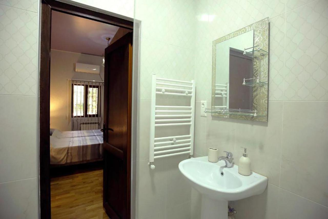 Nickos Hotel Кутаиси Экстерьер фото